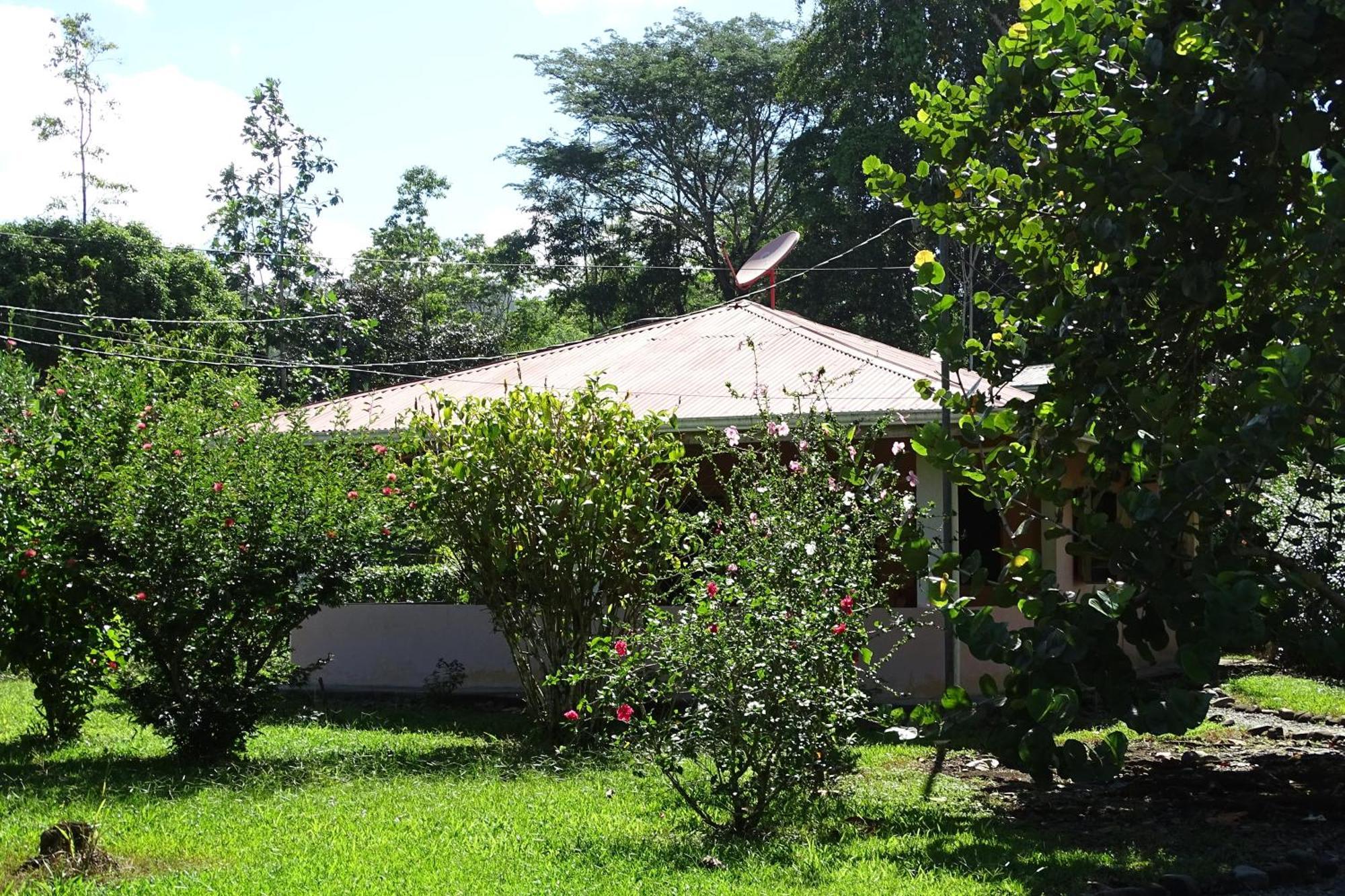 Casas y Cabinas Los Tucanes Cahuita Exterior foto